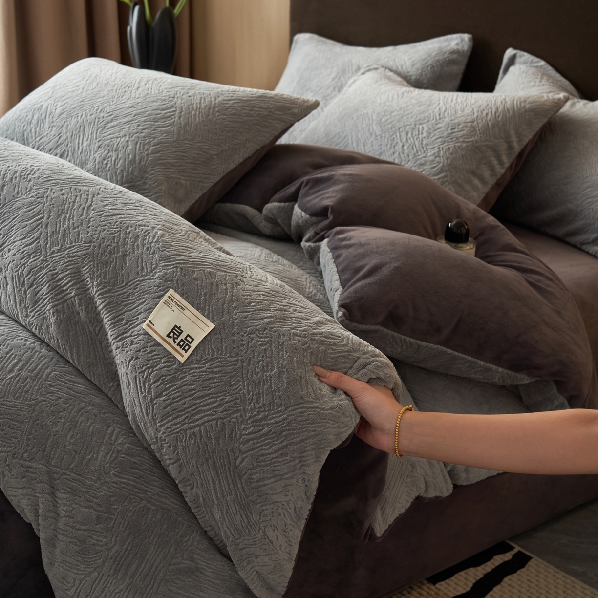 91家纺网 家纺一手货源 找家纺 （总）寐绸家纺 2025秋冬新款230g牛奶绒肌理雕花四件套