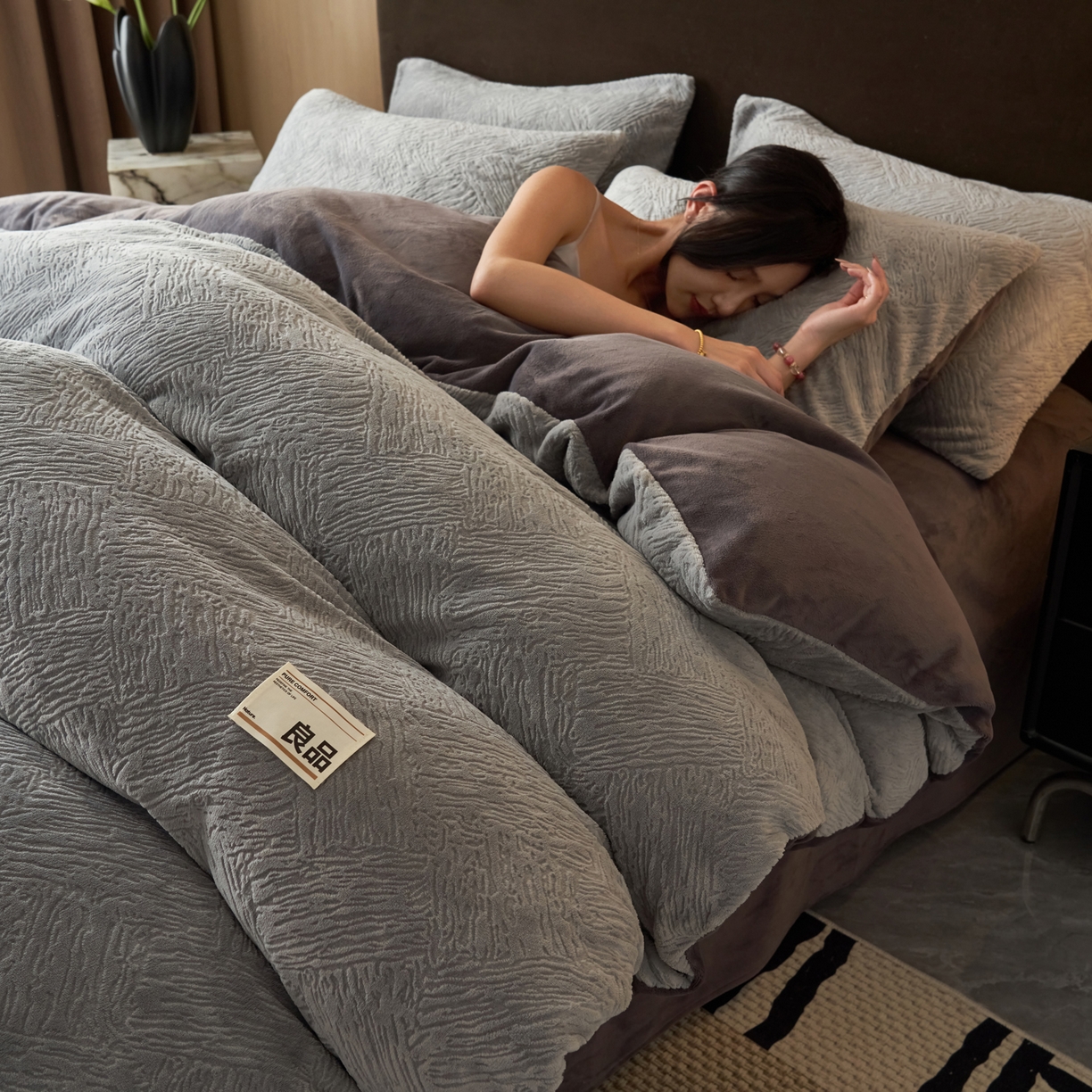 91家纺网 家纺一手货源 找家纺 寐绸家纺 2025秋冬新款230g牛奶绒肌理雕花四件套 肌理四件套-浅灰