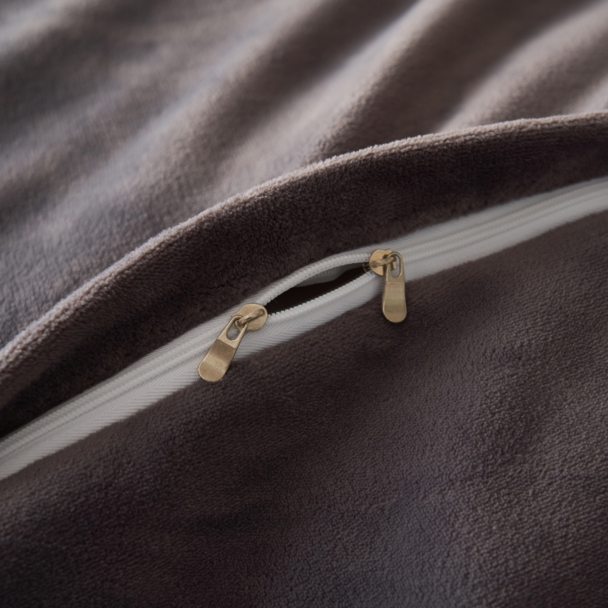 91家纺网 家纺一手货源 找家纺 寐绸家纺 2025秋冬新款230g牛奶绒肌理雕花四件套 肌理四件套-浅灰