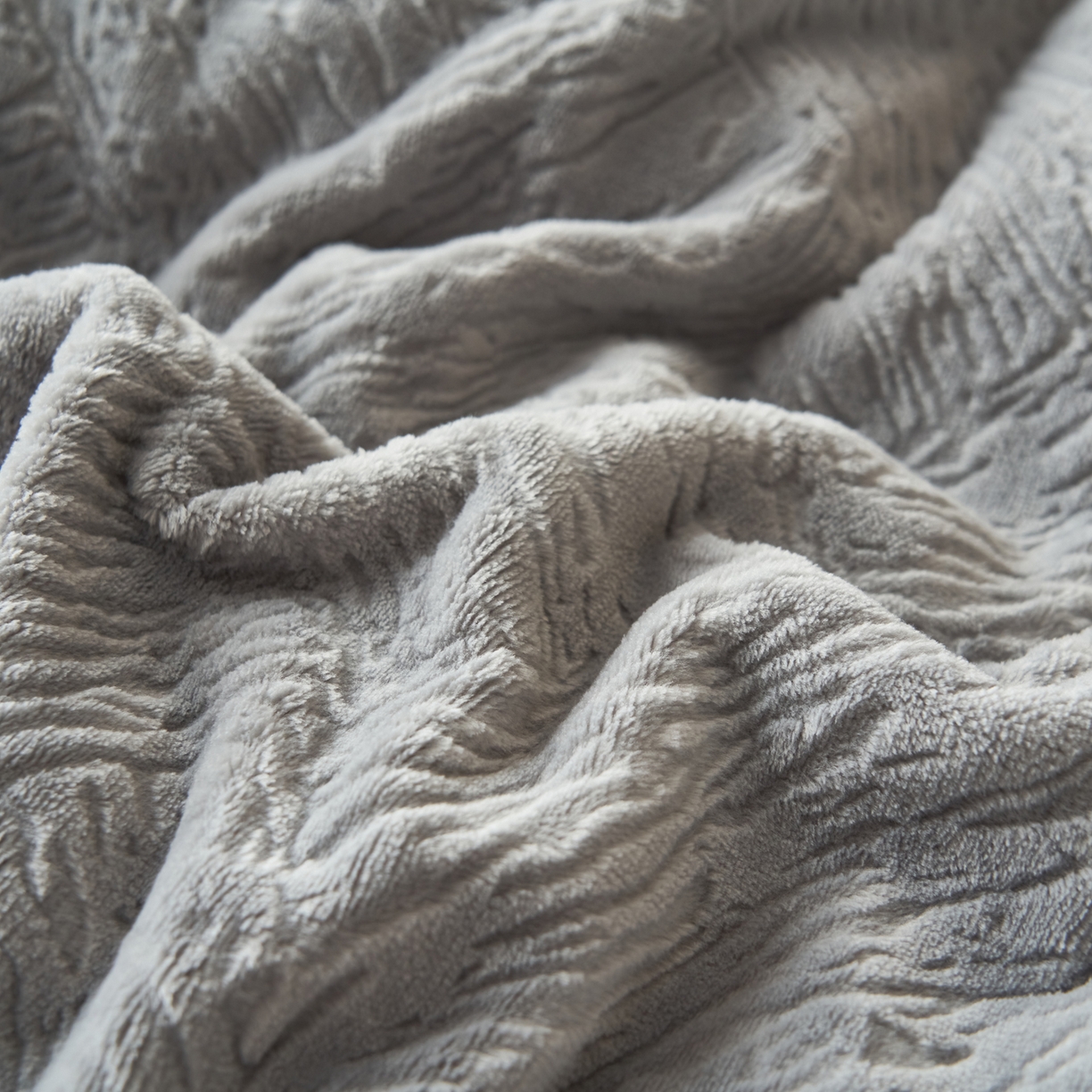 91家纺网 家纺一手货源 找家纺 寐绸家纺 2025秋冬新款230g牛奶绒肌理雕花四件套 肌理四件套-浅灰