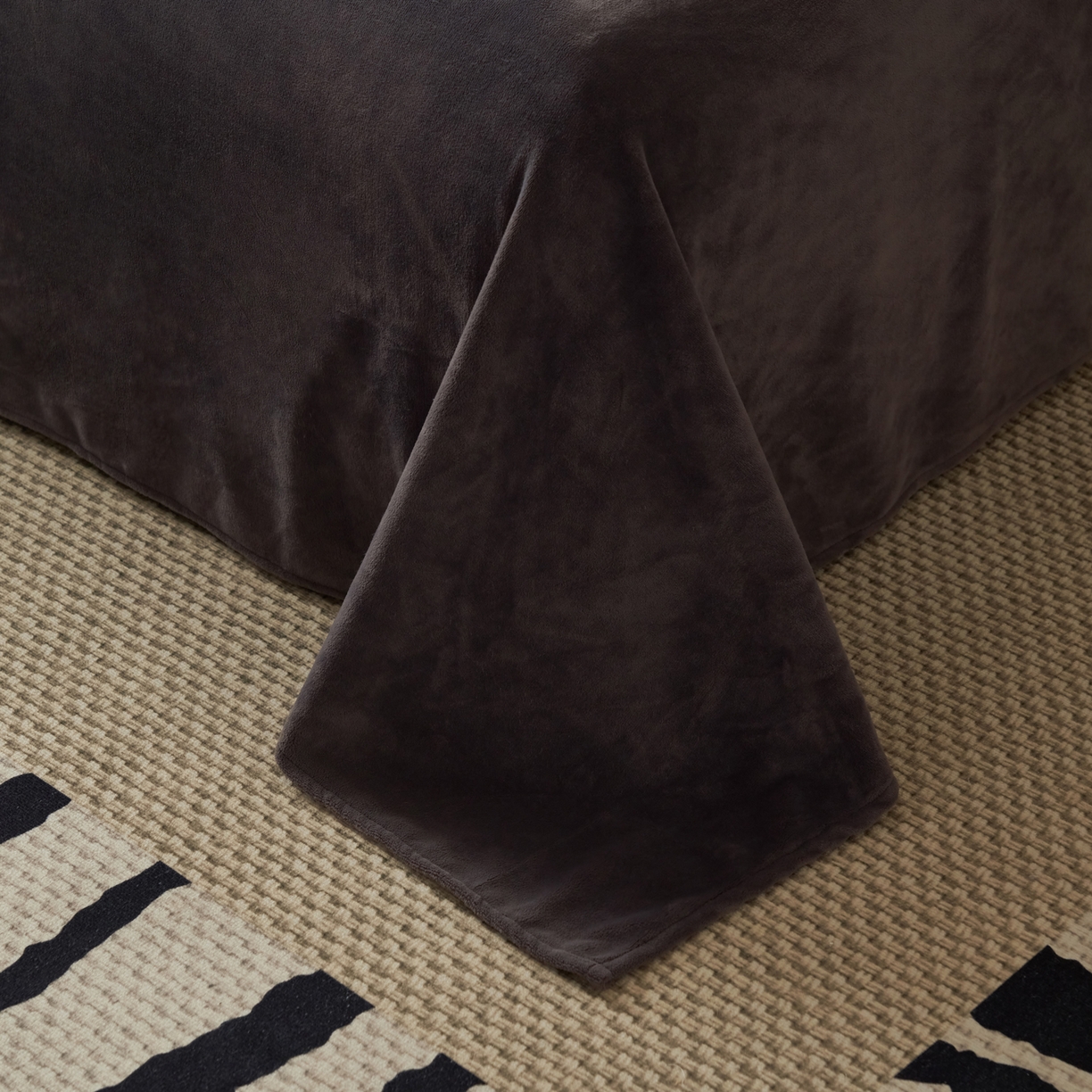 91家纺网 家纺一手货源 找家纺 寐绸家纺 2025秋冬新款230g牛奶绒肌理雕花四件套 肌理四件套-浅灰