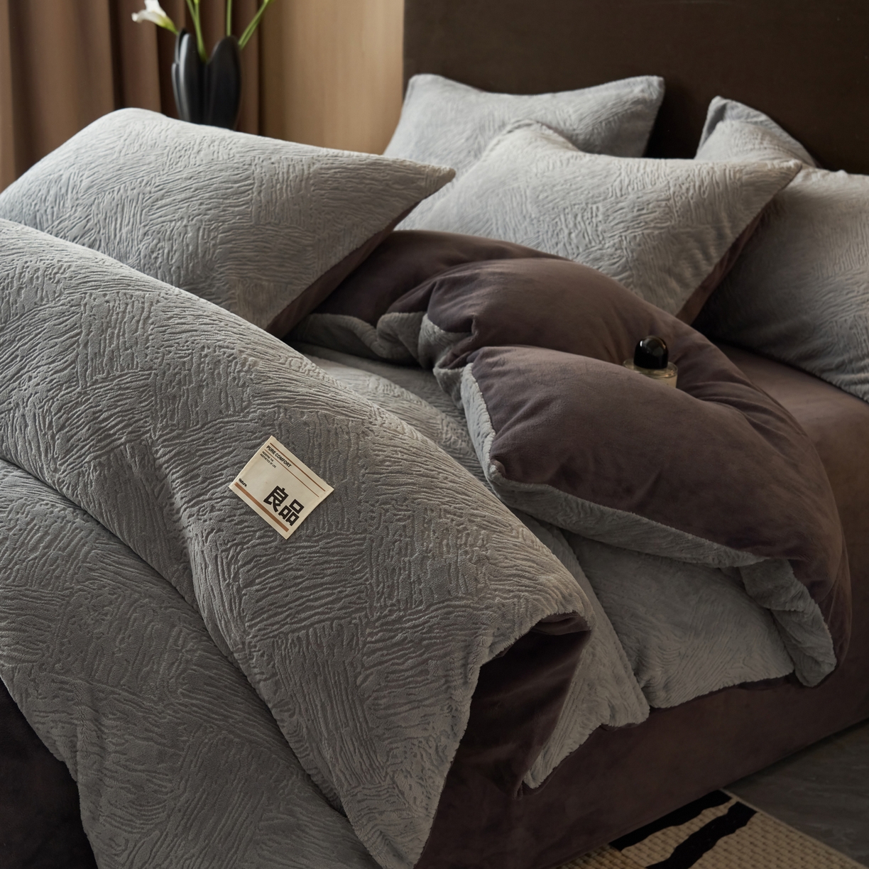 91家纺网 家纺一手货源 找家纺 寐绸家纺 2025秋冬新款230g牛奶绒肌理雕花四件套 肌理四件套-浅灰