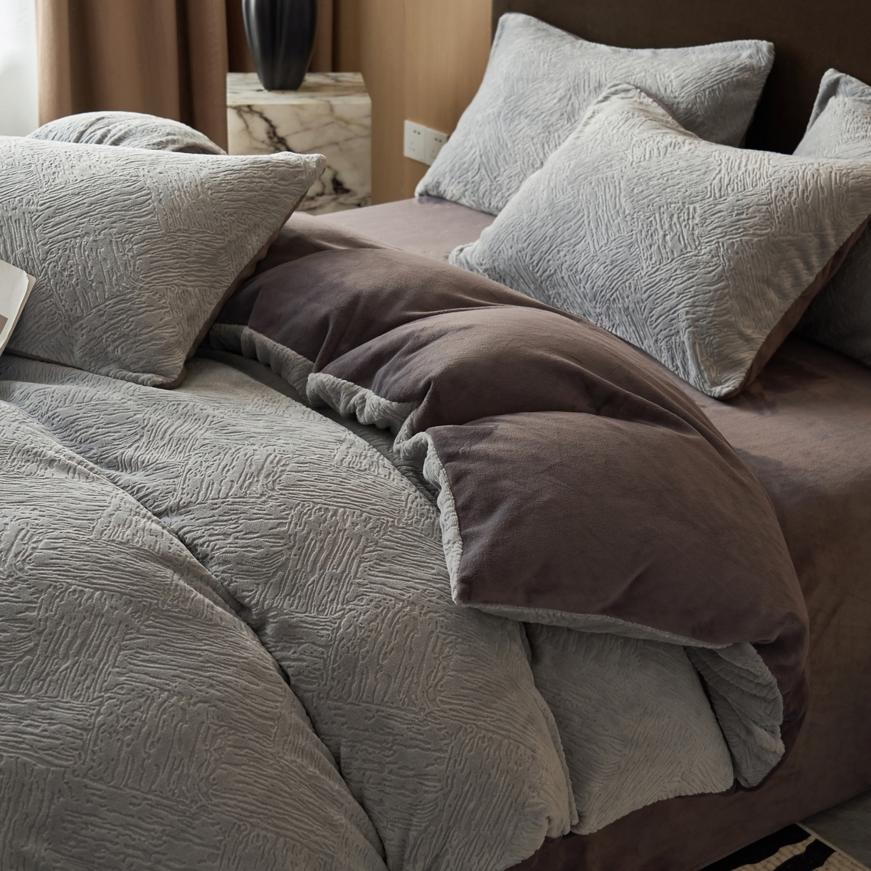 91家纺网 家纺一手货源 找家纺 寐绸家纺 2025秋冬新款230g牛奶绒肌理雕花四件套 肌理四件套-浅灰