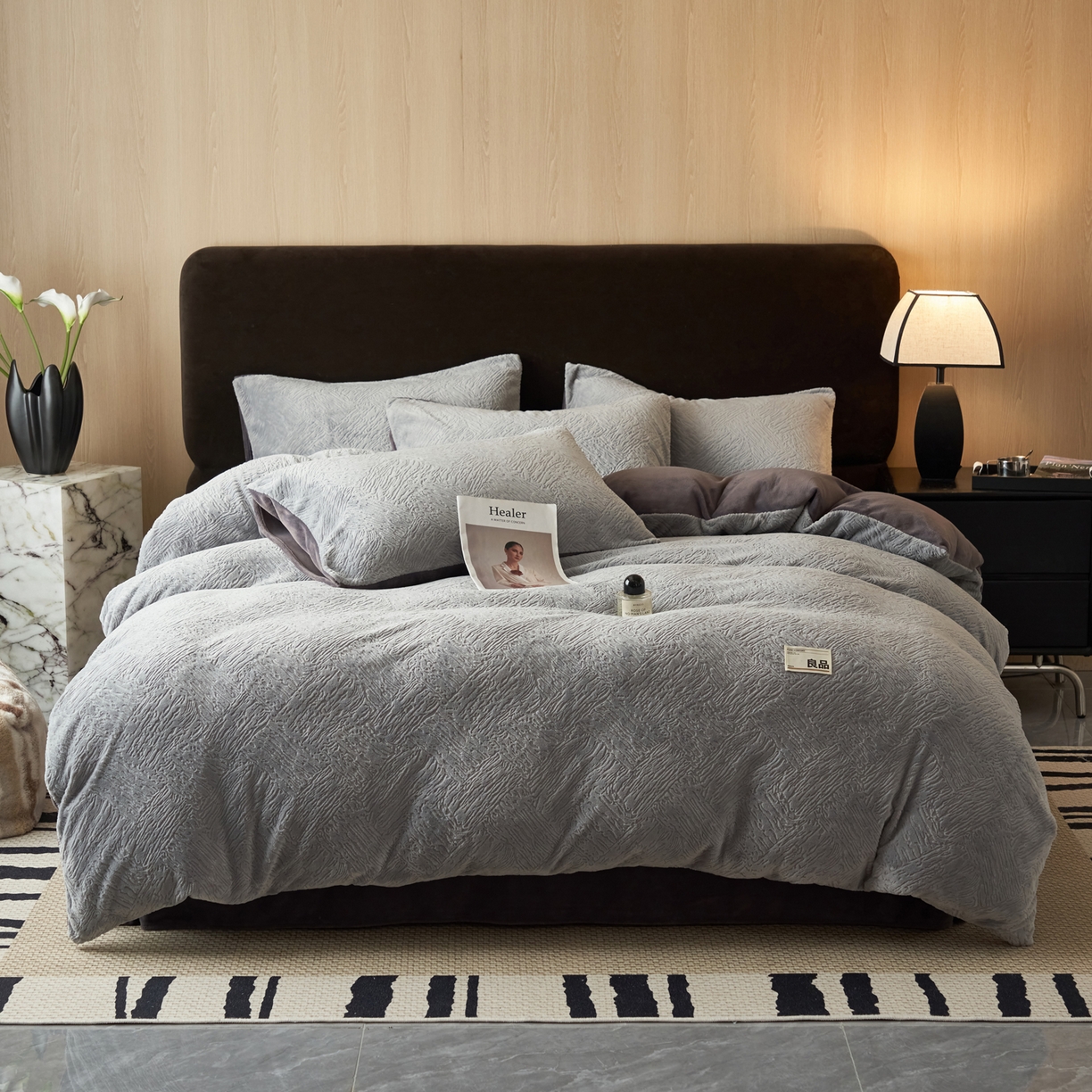 91家纺网 家纺一手货源 找家纺 寐绸家纺 2025秋冬新款230g牛奶绒肌理雕花四件套 肌理四件套-浅灰