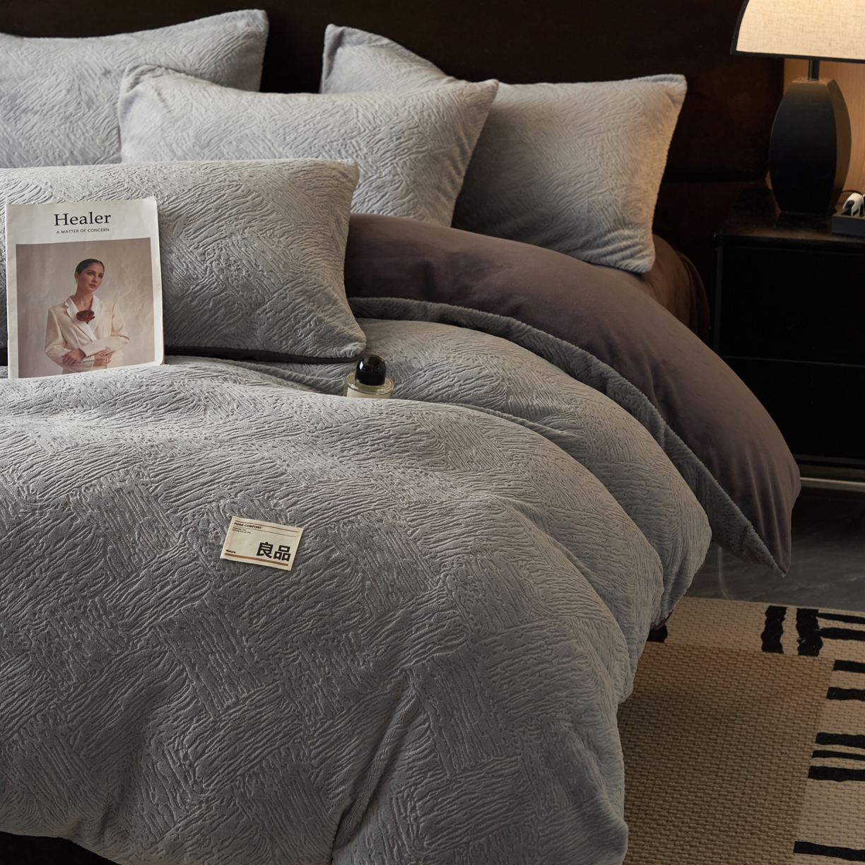 91家纺网 家纺一手货源 找家纺 寐绸家纺 2025秋冬新款230g牛奶绒肌理雕花四件套 肌理四件套-浅灰