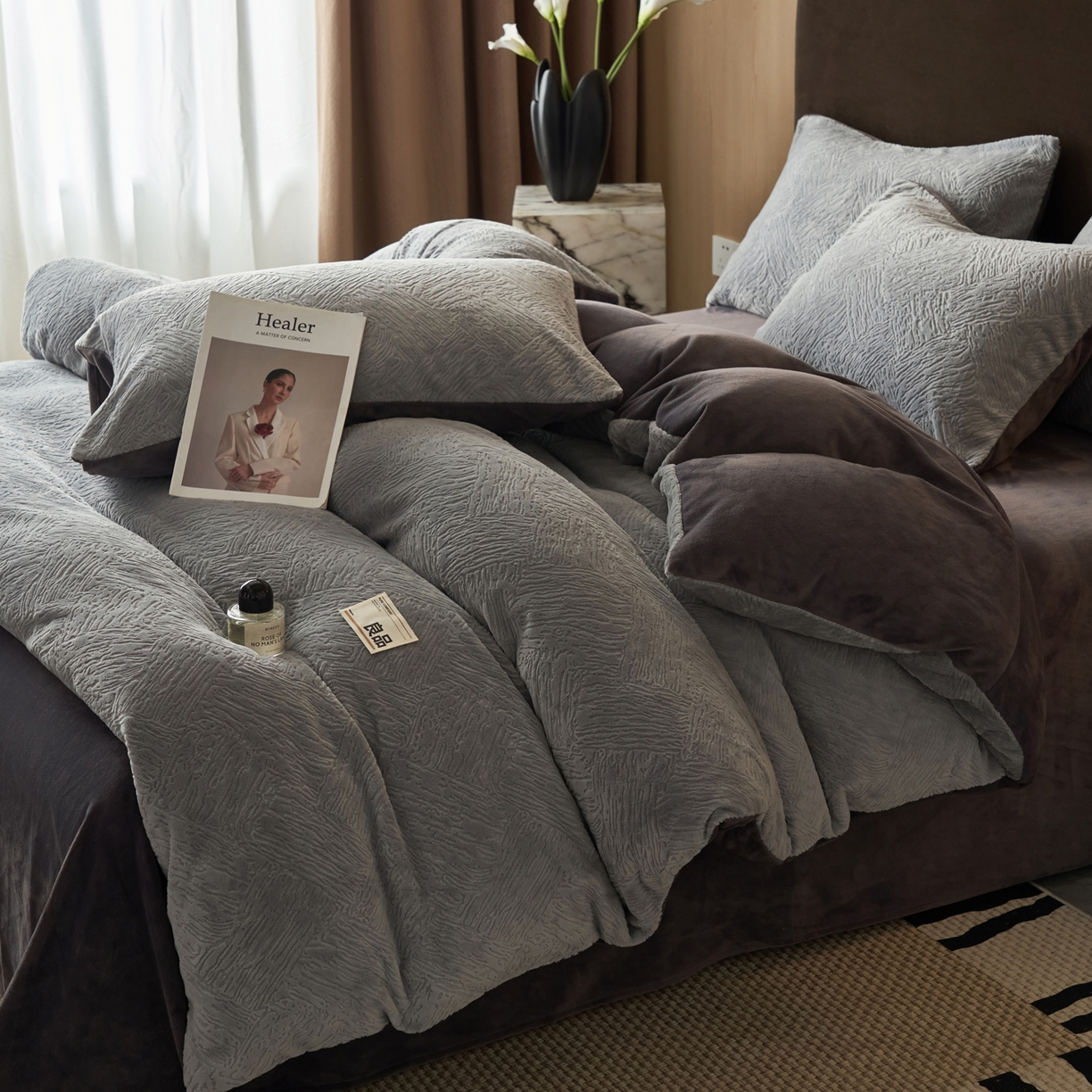 91家纺网 家纺一手货源 找家纺 寐绸家纺 2025秋冬新款230g牛奶绒肌理雕花四件套 肌理四件套-浅灰