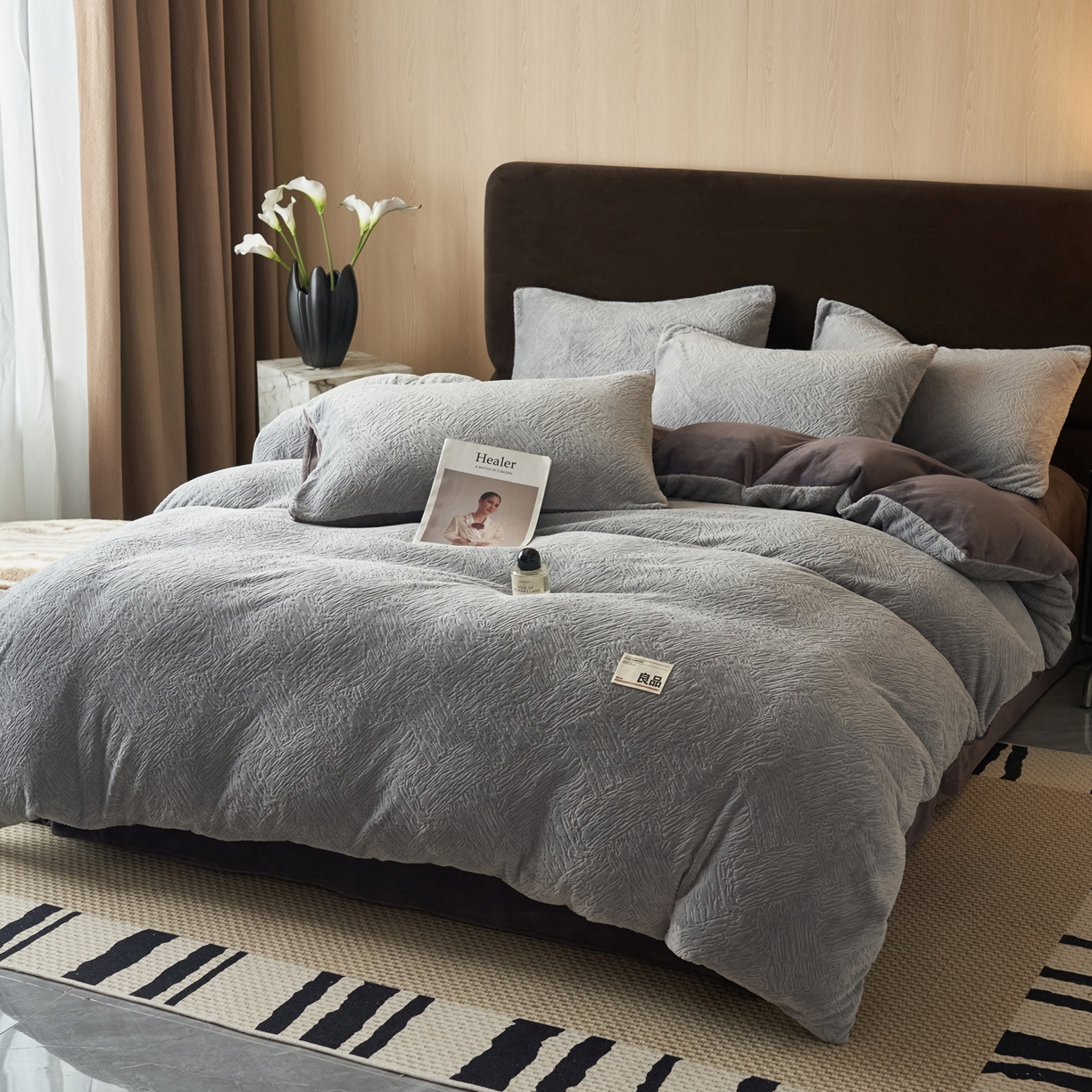 91家纺网 家纺一手货源 找家纺 寐绸家纺 2025秋冬新款230g牛奶绒肌理雕花四件套 肌理四件套-浅灰