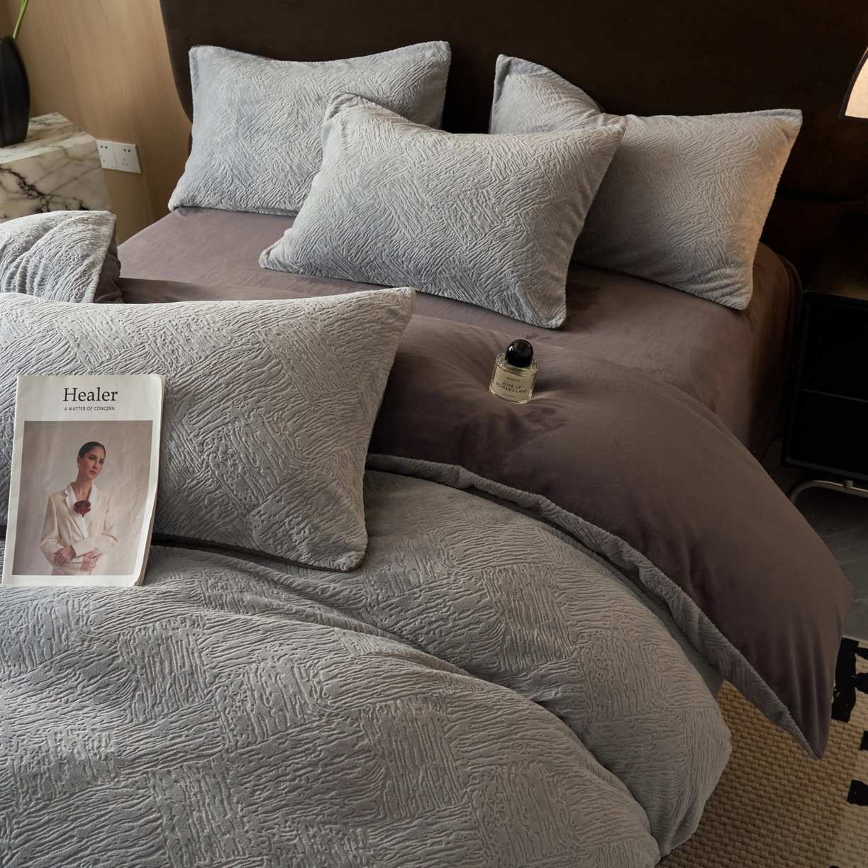 91家纺网 家纺一手货源 找家纺 寐绸家纺 2025秋冬新款230g牛奶绒肌理雕花四件套 肌理四件套-浅灰