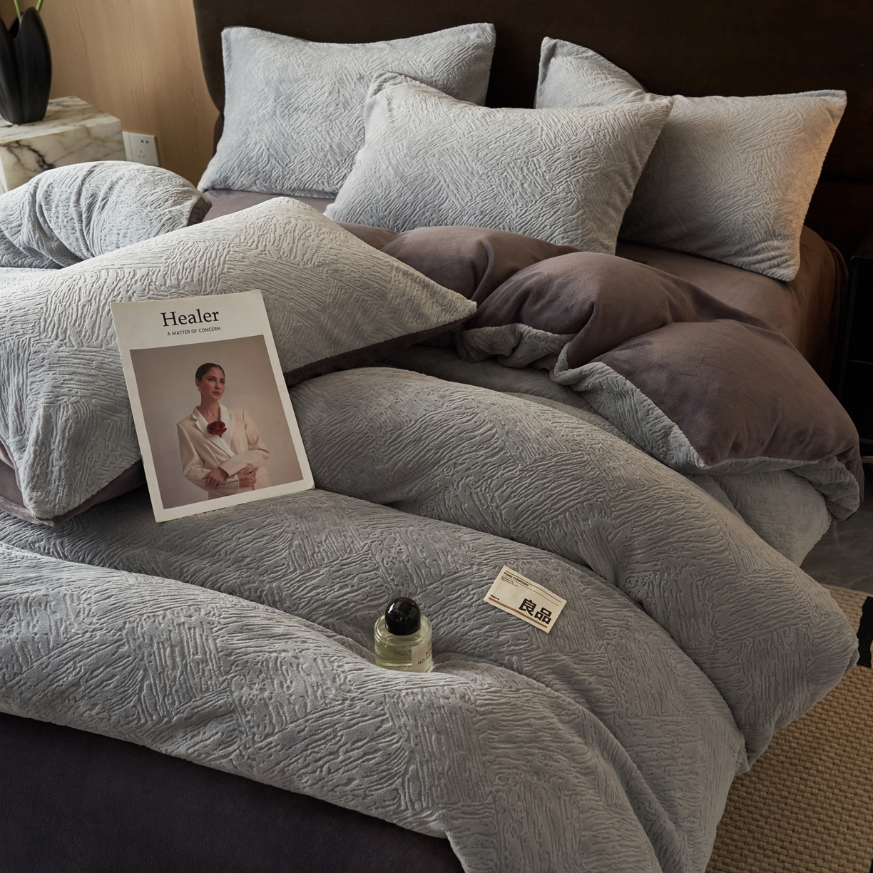 91家纺网 家纺一手货源 找家纺 寐绸家纺 2025秋冬新款230g牛奶绒肌理雕花四件套 肌理四件套-浅灰