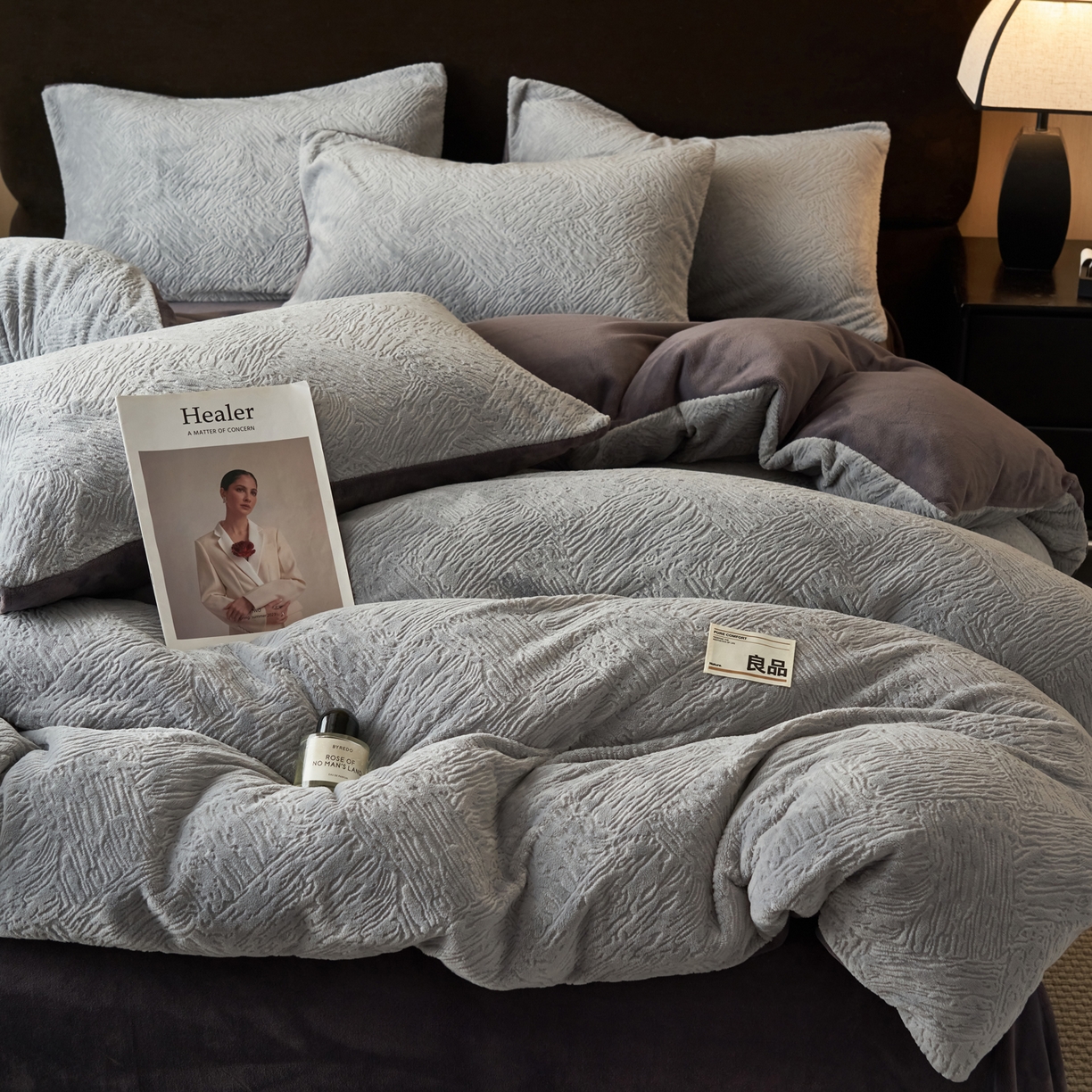 91家纺网 家纺一手货源 找家纺 寐绸家纺 2025秋冬新款230g牛奶绒肌理雕花四件套 肌理四件套-浅灰