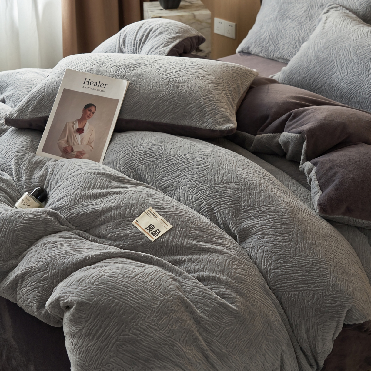 91家纺网 家纺一手货源 找家纺 寐绸家纺 2025秋冬新款230g牛奶绒肌理雕花四件套 肌理四件套-浅灰