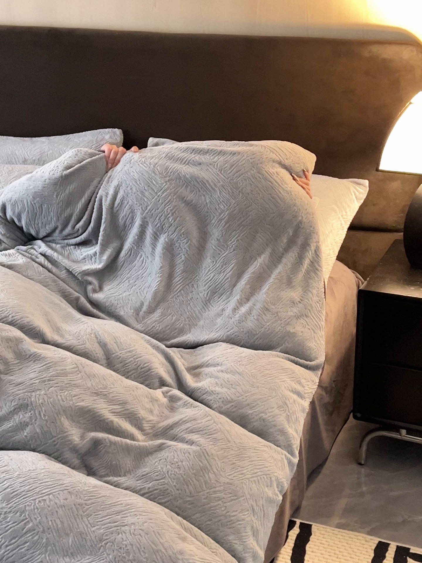 91家纺网 家纺一手货源 找家纺 寐绸家纺 2025秋冬新款230g牛奶绒肌理雕花四件套 肌理四件套-浅灰