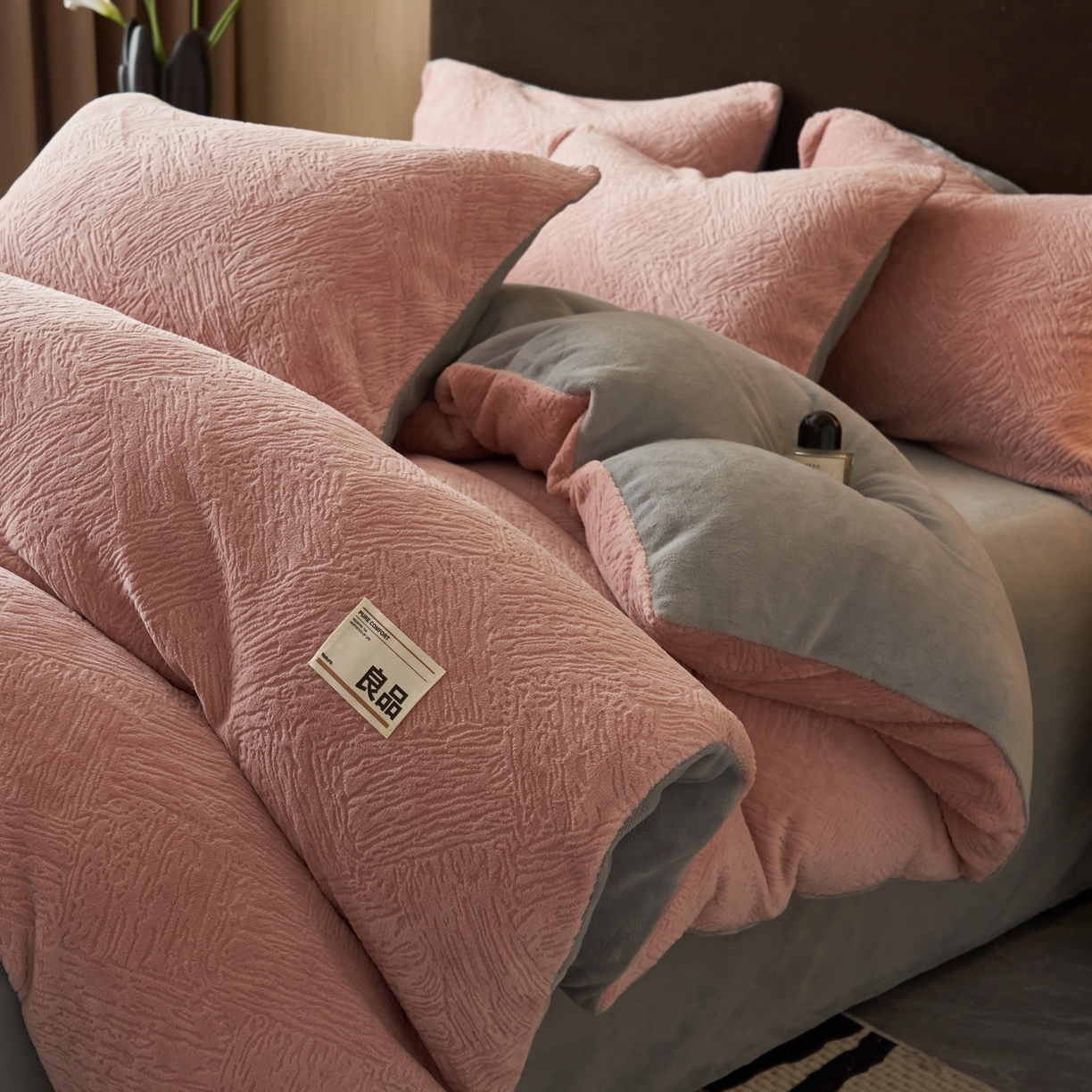 91家纺网 家纺一手货源 找家纺 寐绸家纺 2025秋冬新款230g牛奶绒肌理雕花四件套 肌理四件套-豆沙
