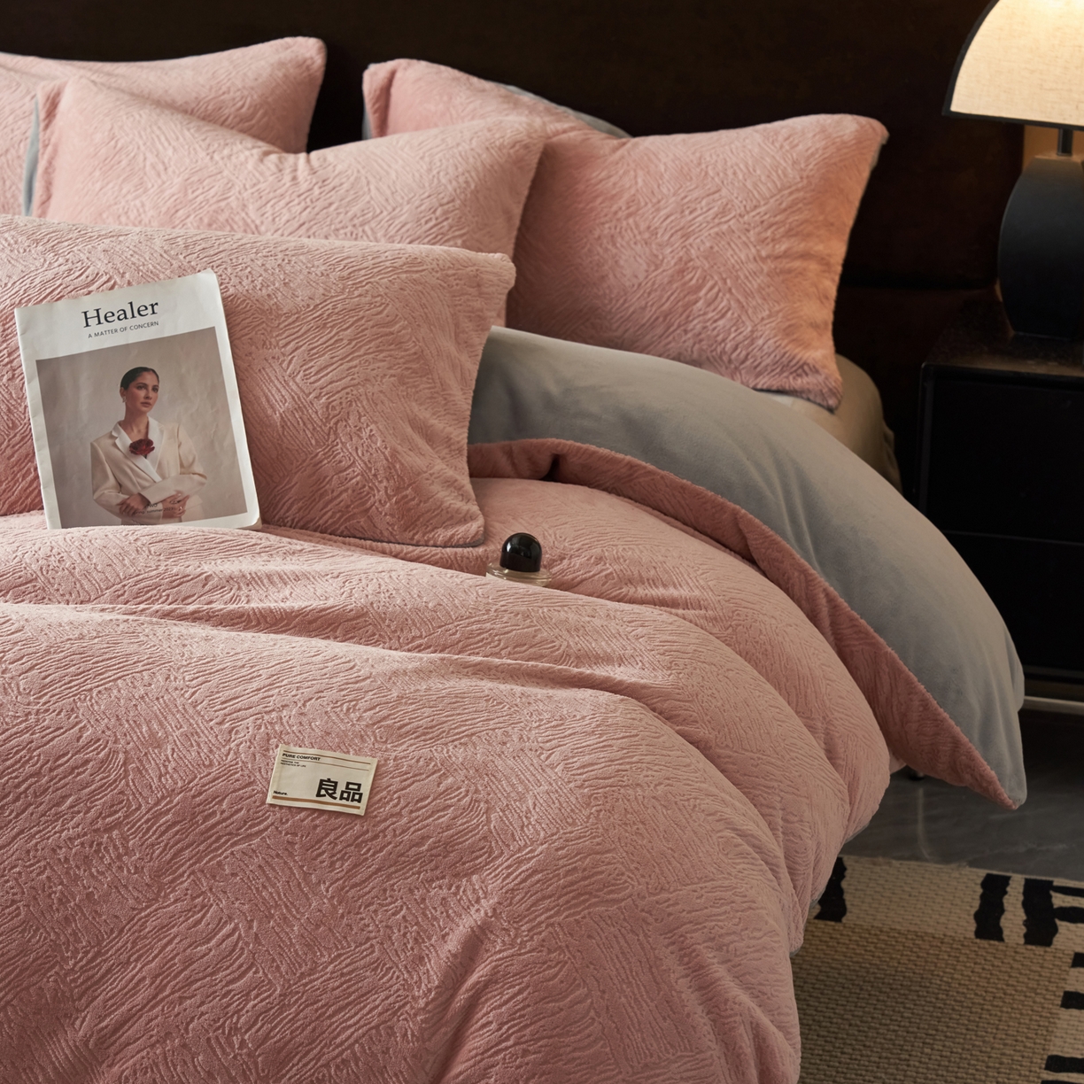 91家纺网 家纺一手货源 找家纺 寐绸家纺 2025秋冬新款230g牛奶绒肌理雕花四件套 肌理四件套-豆沙
