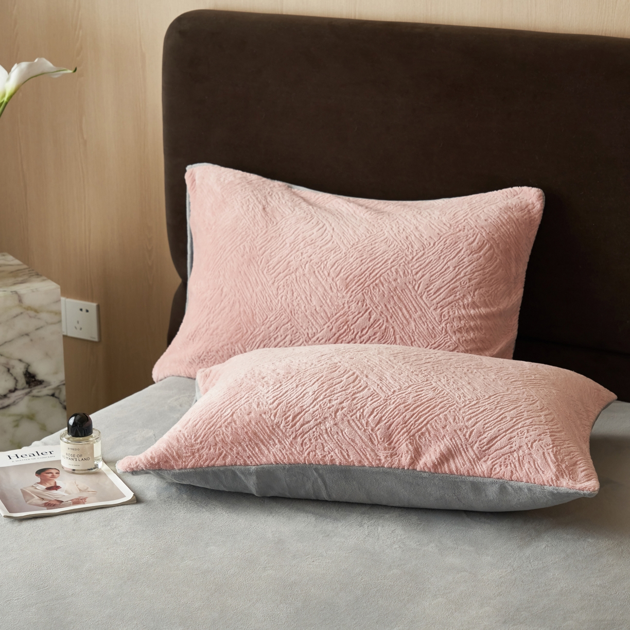 91家纺网 家纺一手货源 找家纺 寐绸家纺 2025秋冬新款230g牛奶绒肌理雕花四件套 肌理四件套-豆沙