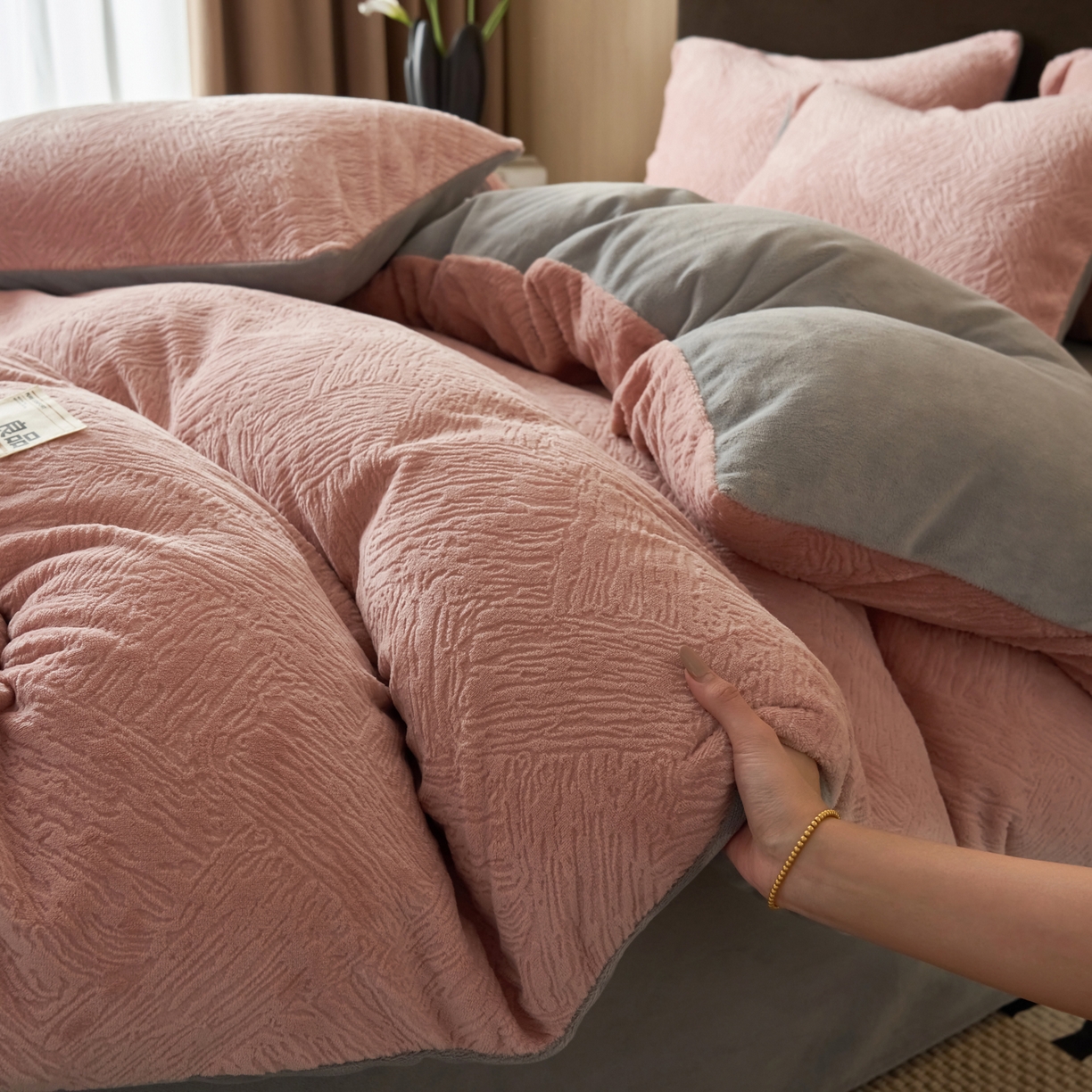 91家纺网 家纺一手货源 找家纺 寐绸家纺 2025秋冬新款230g牛奶绒肌理雕花四件套 肌理四件套-豆沙