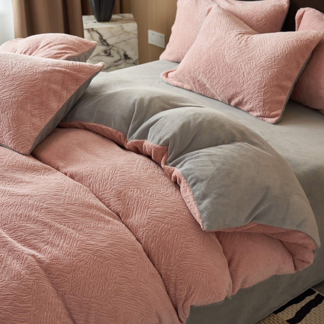 91家纺网 家纺一手货源 找家纺 寐绸家纺 2025秋冬新款230g牛奶绒肌理雕花四件套 肌理四件套-豆沙