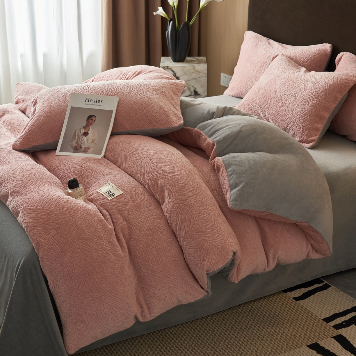 91家纺网 家纺一手货源 找家纺 寐绸家纺 2025秋冬新款230g牛奶绒肌理雕花四件套 肌理四件套-豆沙