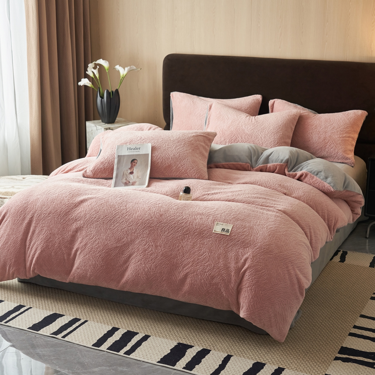 91家纺网 家纺一手货源 找家纺 寐绸家纺 2025秋冬新款230g牛奶绒肌理雕花四件套 肌理四件套-豆沙