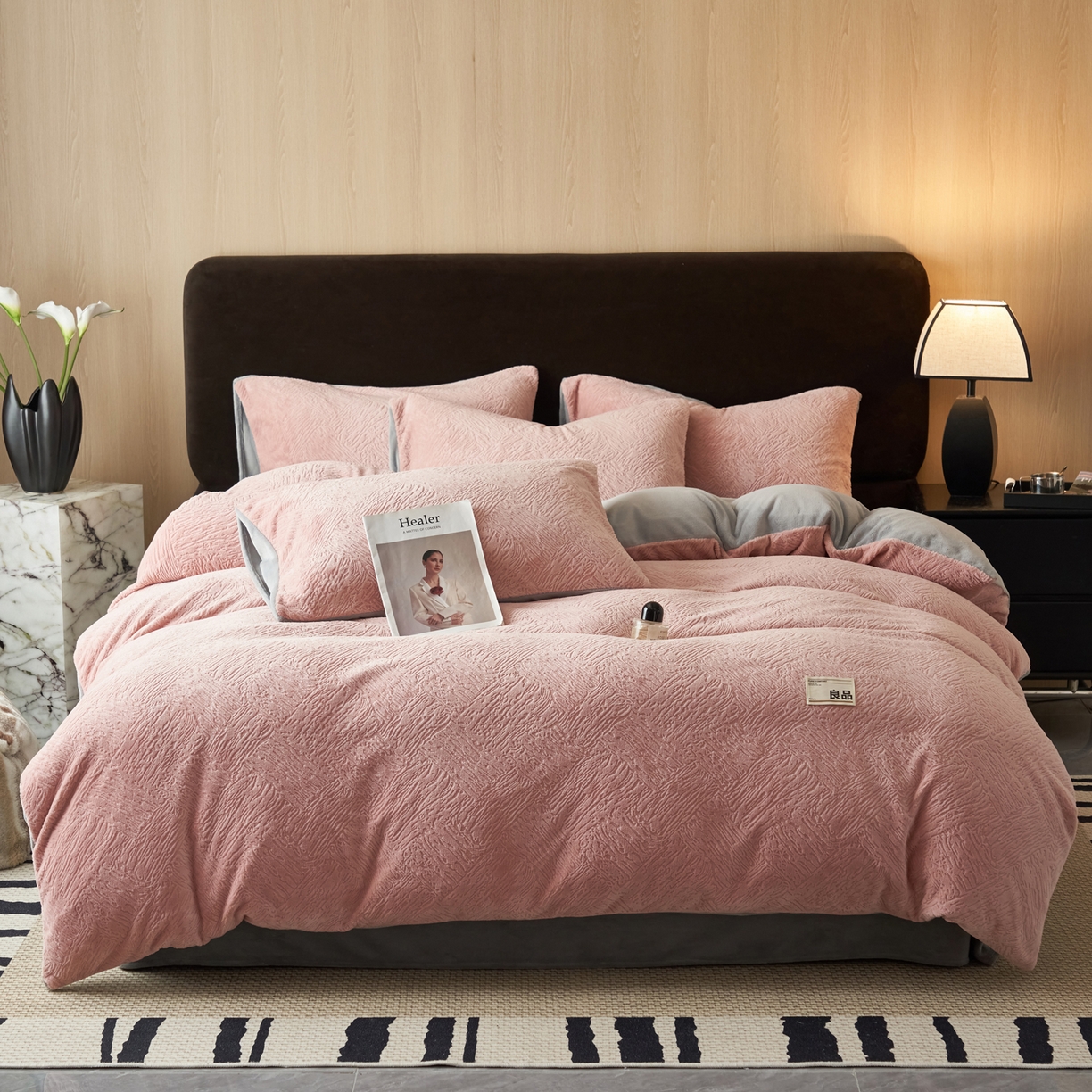 91家纺网 家纺一手货源 找家纺 寐绸家纺 2025秋冬新款230g牛奶绒肌理雕花四件套 肌理四件套-豆沙