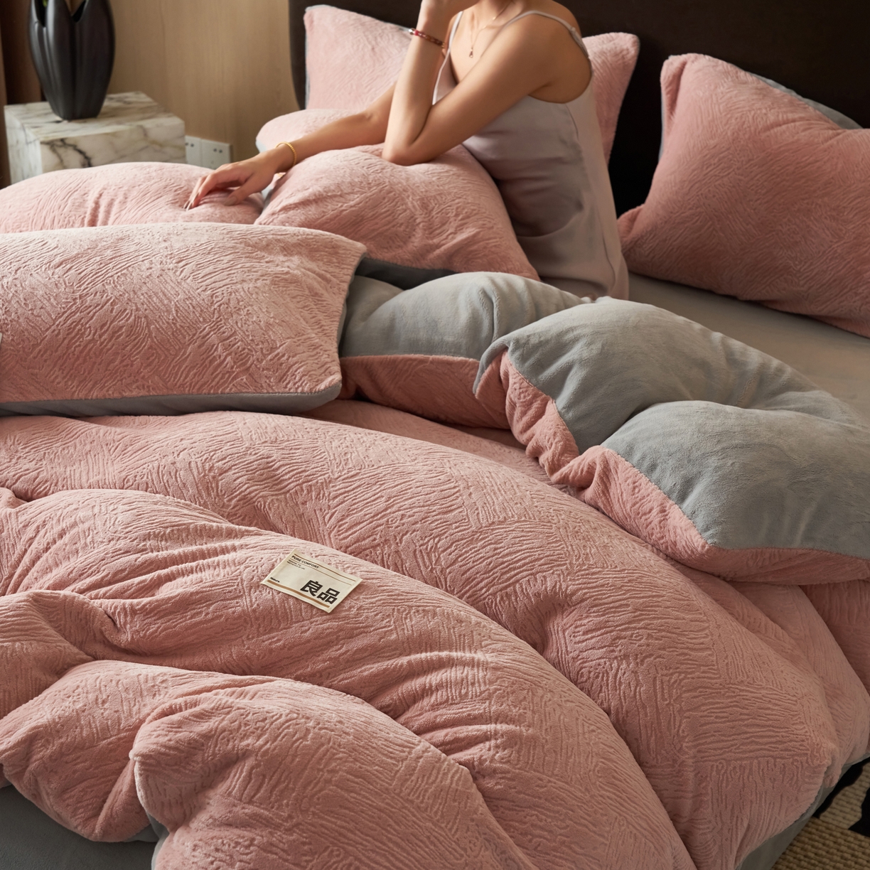 91家纺网 家纺一手货源 找家纺 寐绸家纺 2025秋冬新款230g牛奶绒肌理雕花四件套 肌理四件套-豆沙