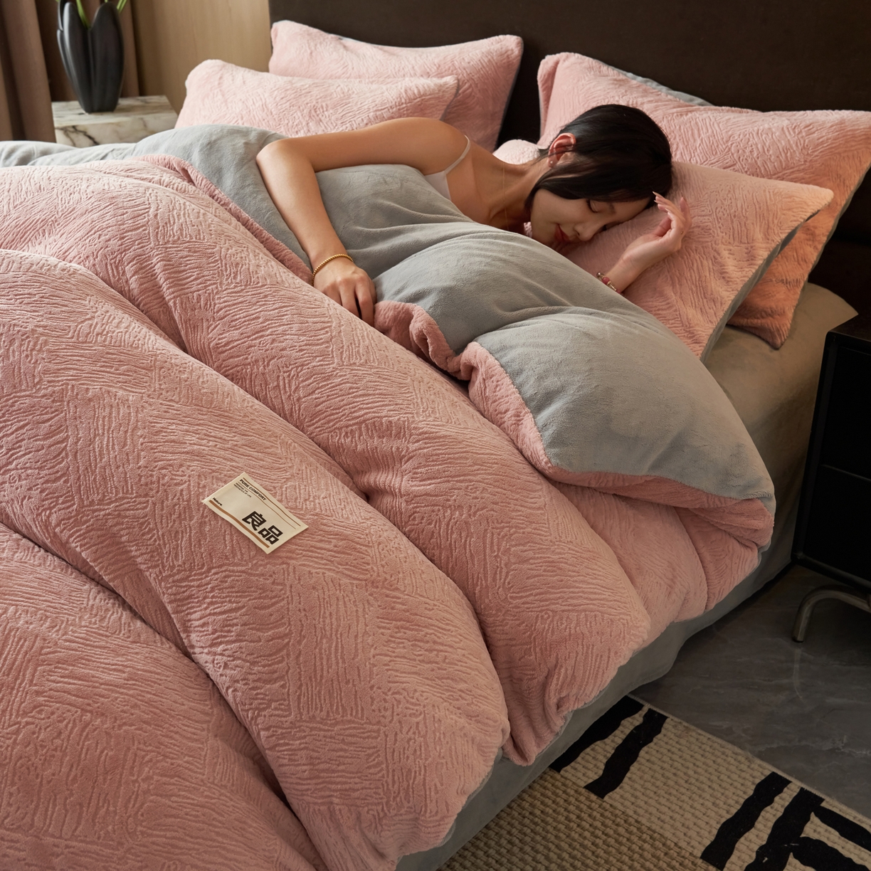 91家纺网 家纺一手货源 找家纺 寐绸家纺 2025秋冬新款230g牛奶绒肌理雕花四件套 肌理四件套-豆沙