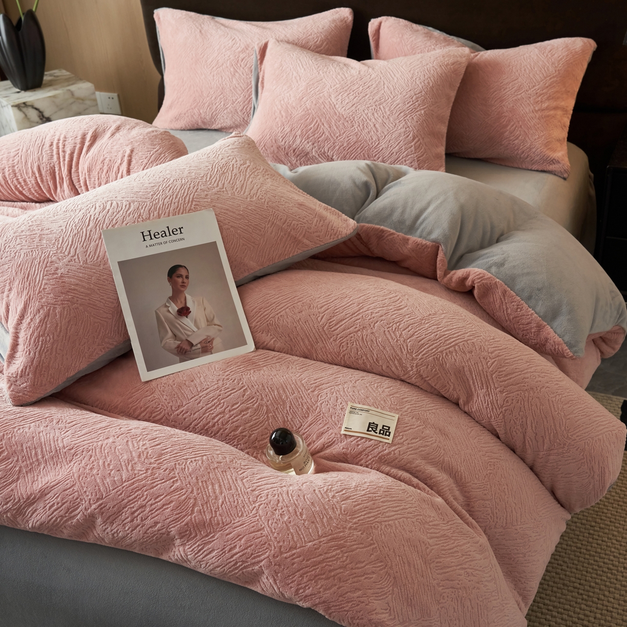 91家纺网 家纺一手货源 找家纺 寐绸家纺 2025秋冬新款230g牛奶绒肌理雕花四件套 肌理四件套-豆沙