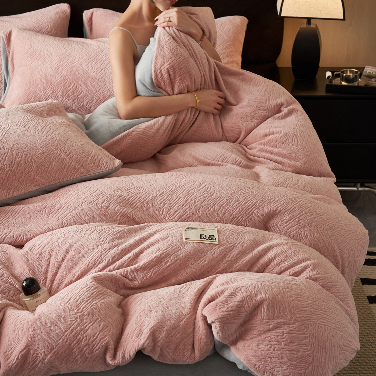 91家纺网 家纺一手货源 找家纺 寐绸家纺 2025秋冬新款230g牛奶绒肌理雕花四件套 肌理四件套-豆沙