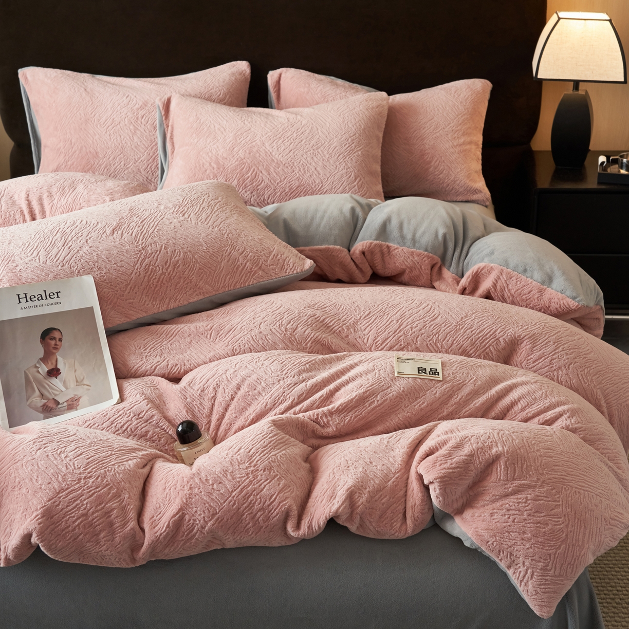 91家纺网 家纺一手货源 找家纺 寐绸家纺 2025秋冬新款230g牛奶绒肌理雕花四件套 肌理四件套-豆沙