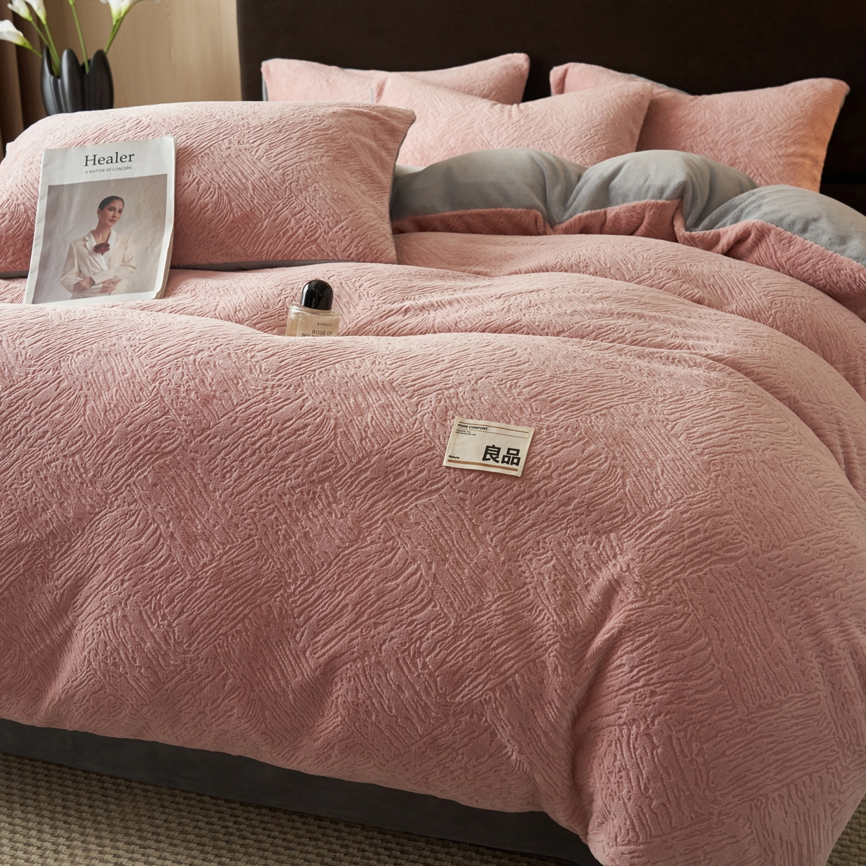91家纺网 家纺一手货源 找家纺 寐绸家纺 2025秋冬新款230g牛奶绒肌理雕花四件套 肌理四件套-豆沙