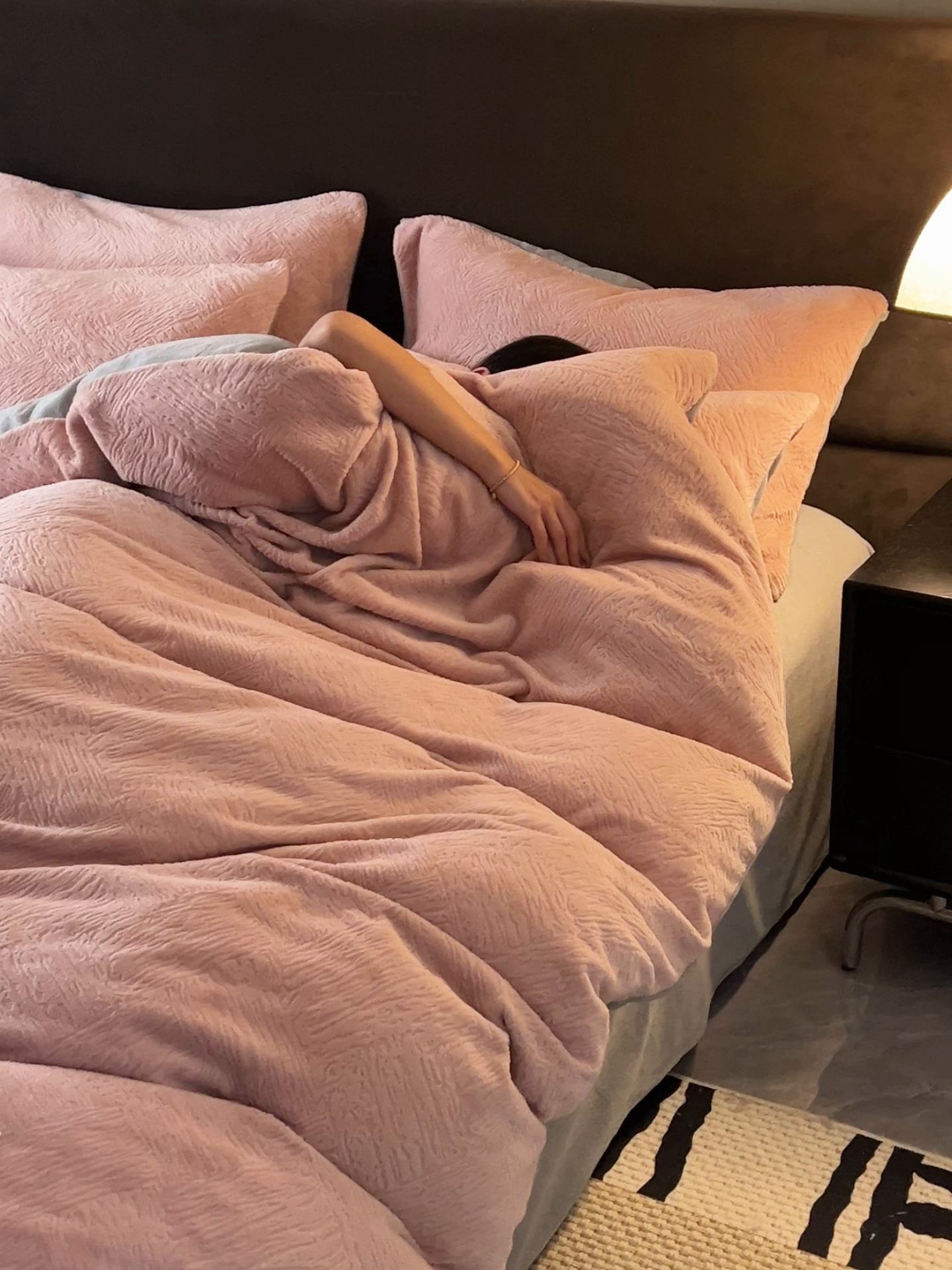 91家纺网 家纺一手货源 找家纺 寐绸家纺 2025秋冬新款230g牛奶绒肌理雕花四件套 肌理四件套-豆沙