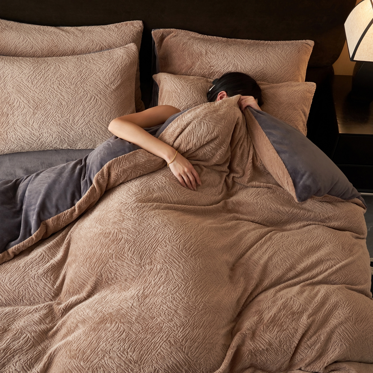 91家纺网 家纺一手货源 找家纺 寐绸家纺 2025秋冬新款230g牛奶绒肌理雕花四件套 肌理四件套-奶咖