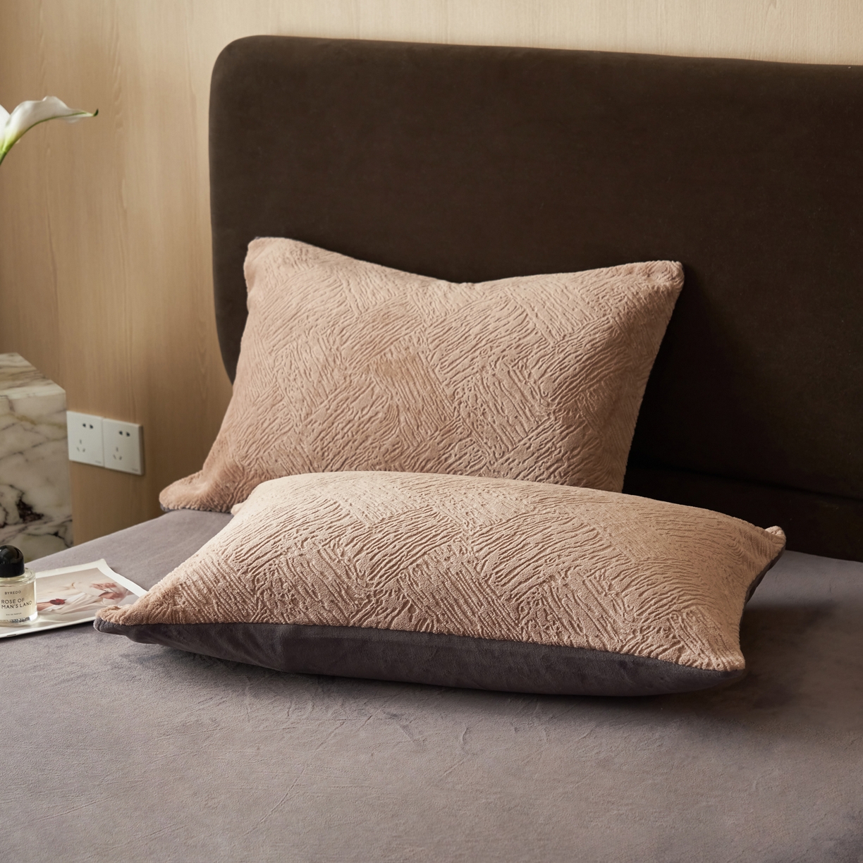 91家纺网 家纺一手货源 找家纺 寐绸家纺 2025秋冬新款230g牛奶绒肌理雕花四件套 肌理四件套-奶咖