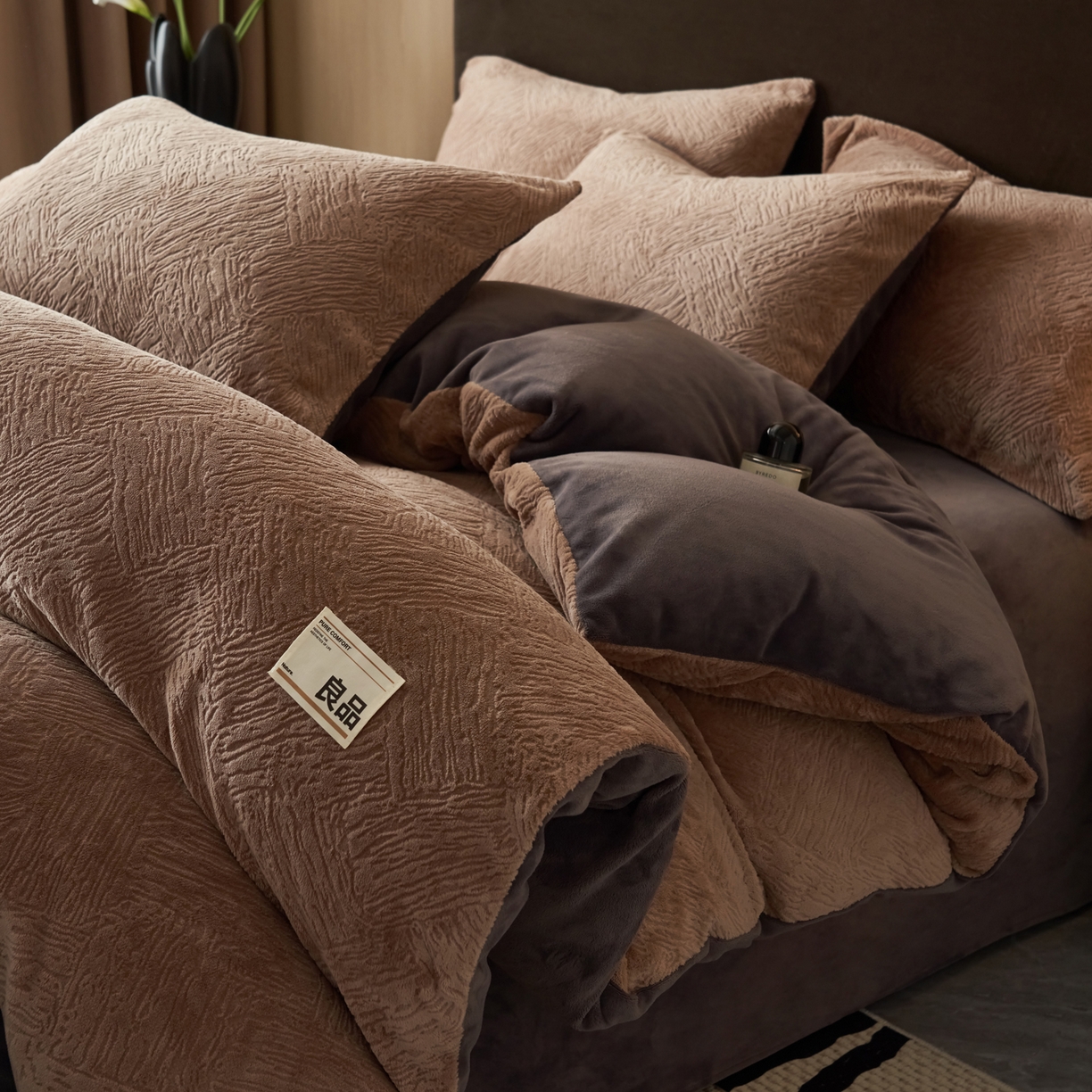 91家纺网 家纺一手货源 找家纺 寐绸家纺 2025秋冬新款230g牛奶绒肌理雕花四件套 肌理四件套-奶咖