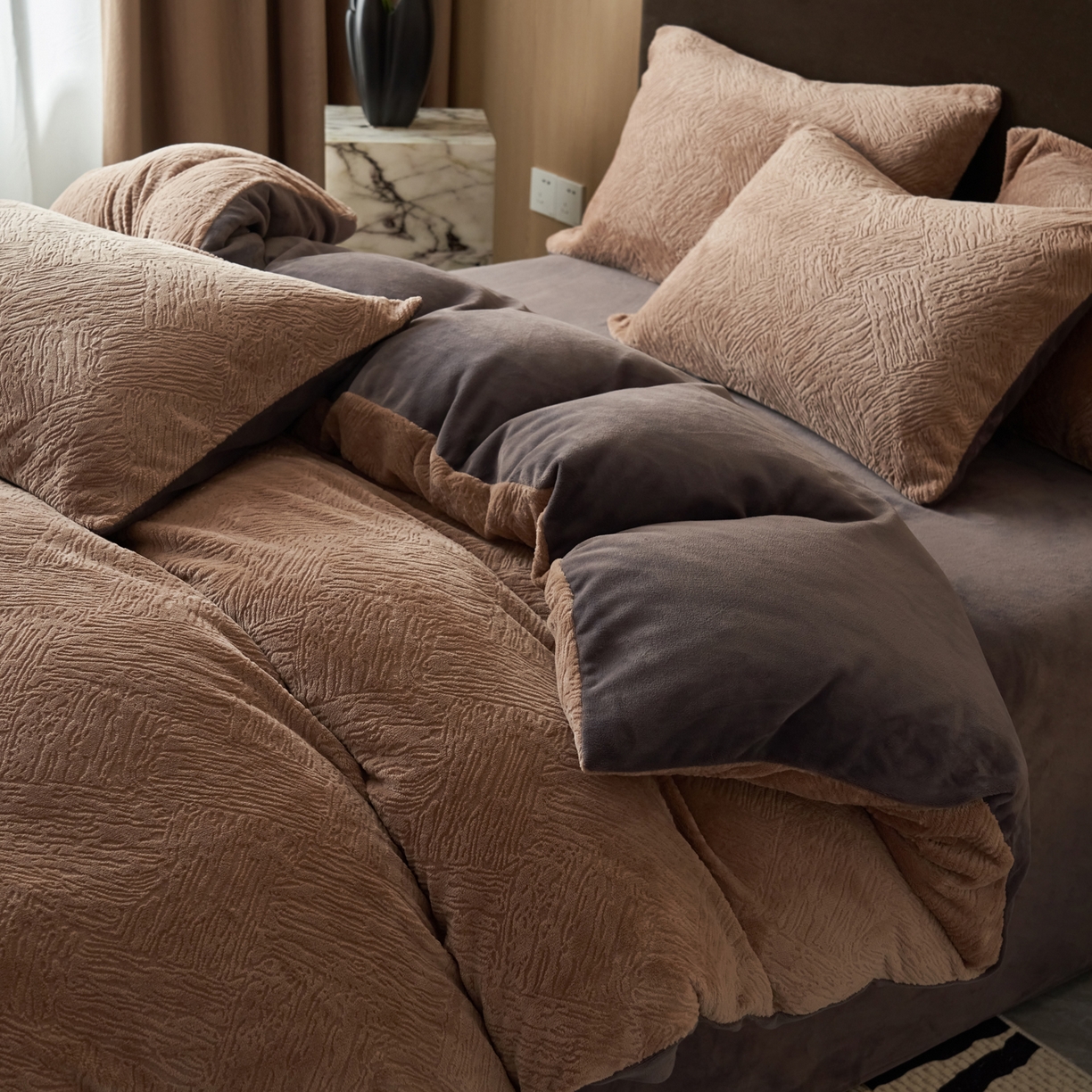 91家纺网 家纺一手货源 找家纺 寐绸家纺 2025秋冬新款230g牛奶绒肌理雕花四件套 肌理四件套-奶咖