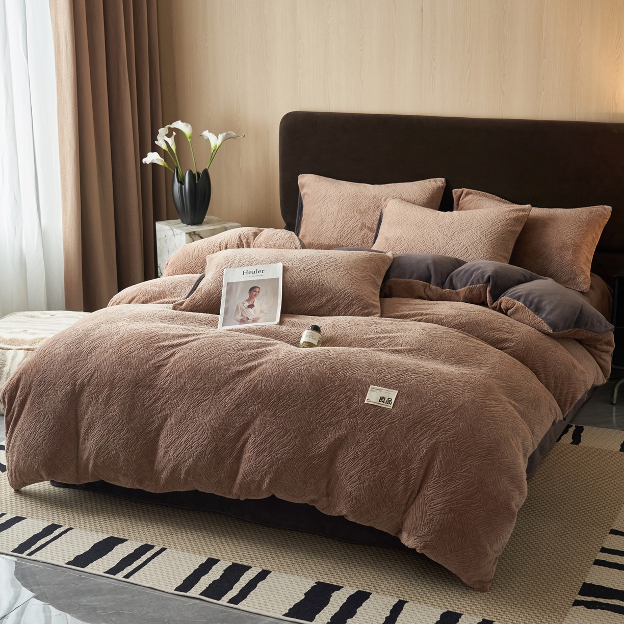 91家纺网 家纺一手货源 找家纺 寐绸家纺 2025秋冬新款230g牛奶绒肌理雕花四件套 肌理四件套-奶咖