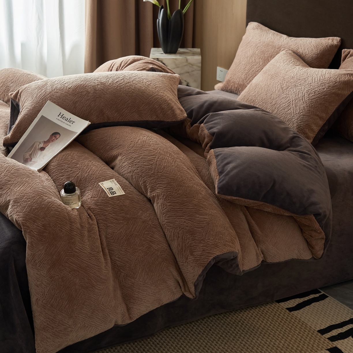 91家纺网 家纺一手货源 找家纺 寐绸家纺 2025秋冬新款230g牛奶绒肌理雕花四件套 肌理四件套-奶咖