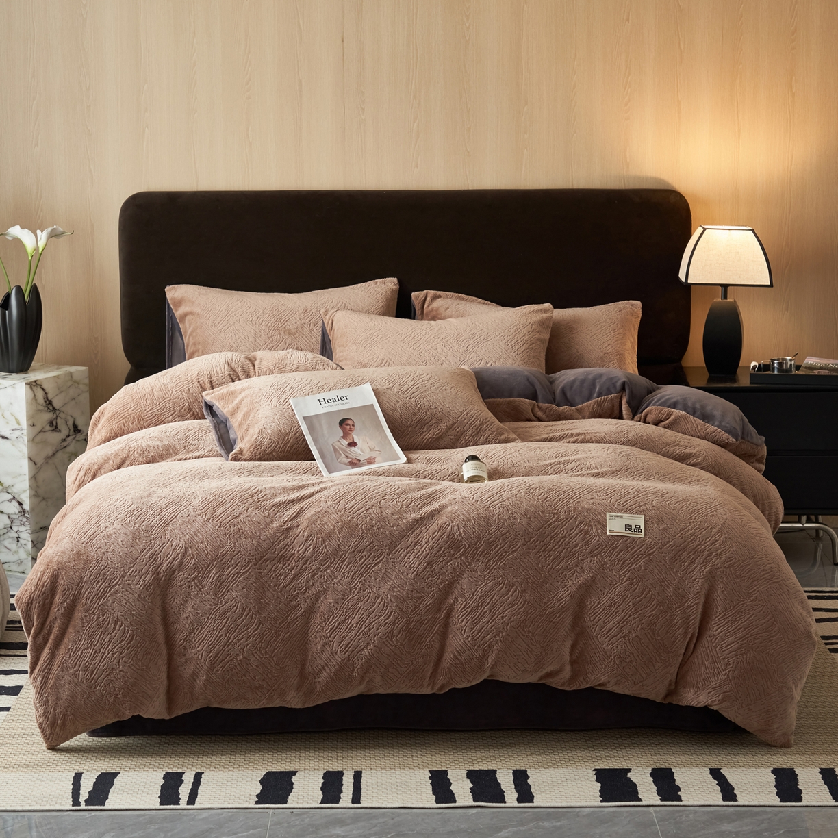 91家纺网 家纺一手货源 找家纺 寐绸家纺 2025秋冬新款230g牛奶绒肌理雕花四件套 肌理四件套-奶咖