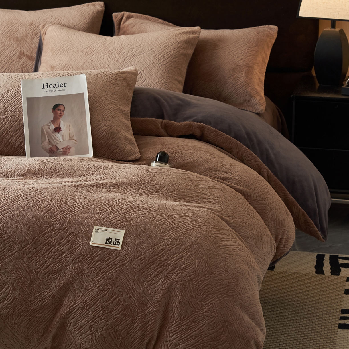 91家纺网 家纺一手货源 找家纺 寐绸家纺 2025秋冬新款230g牛奶绒肌理雕花四件套 肌理四件套-奶咖