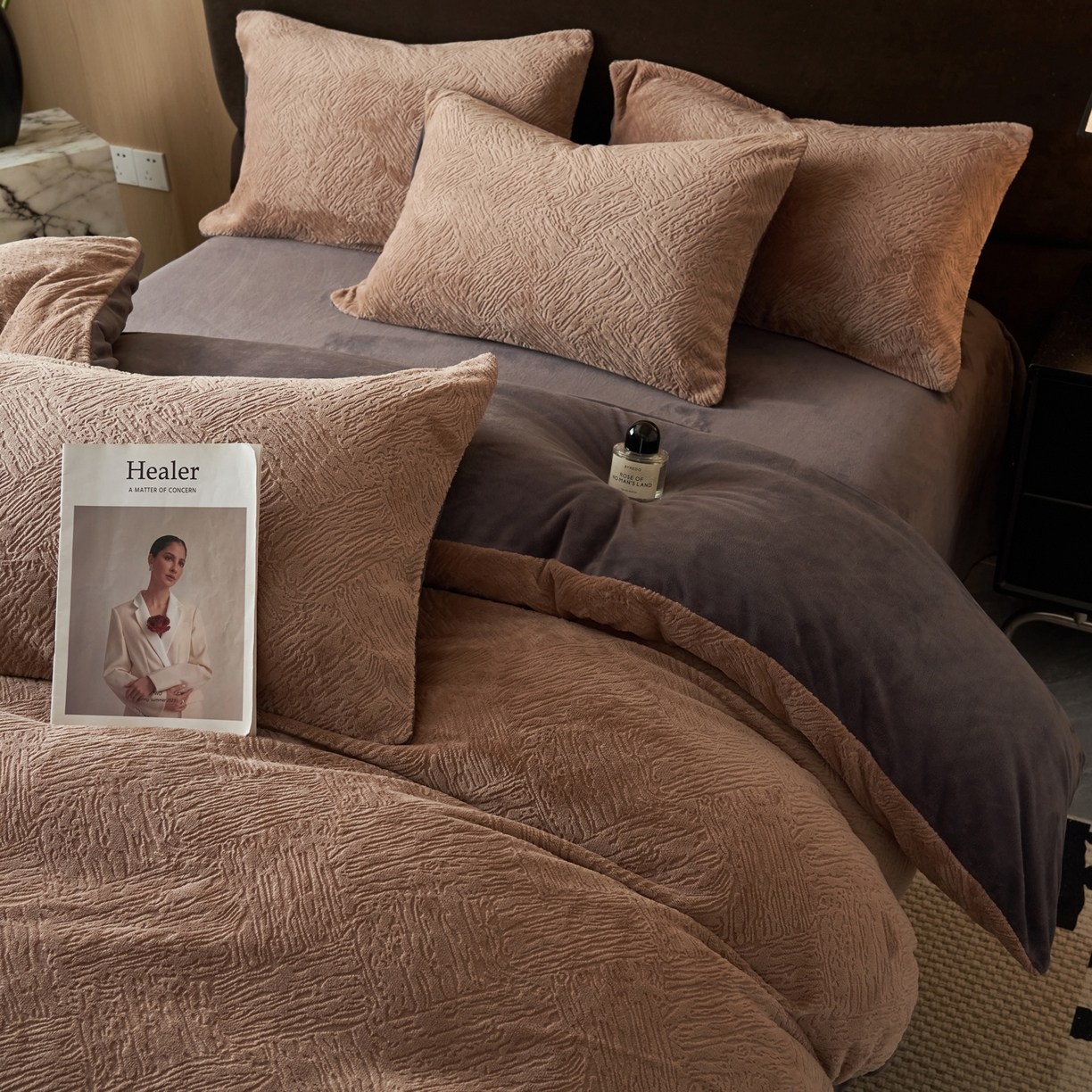 91家纺网 家纺一手货源 找家纺 寐绸家纺 2025秋冬新款230g牛奶绒肌理雕花四件套 肌理四件套-奶咖