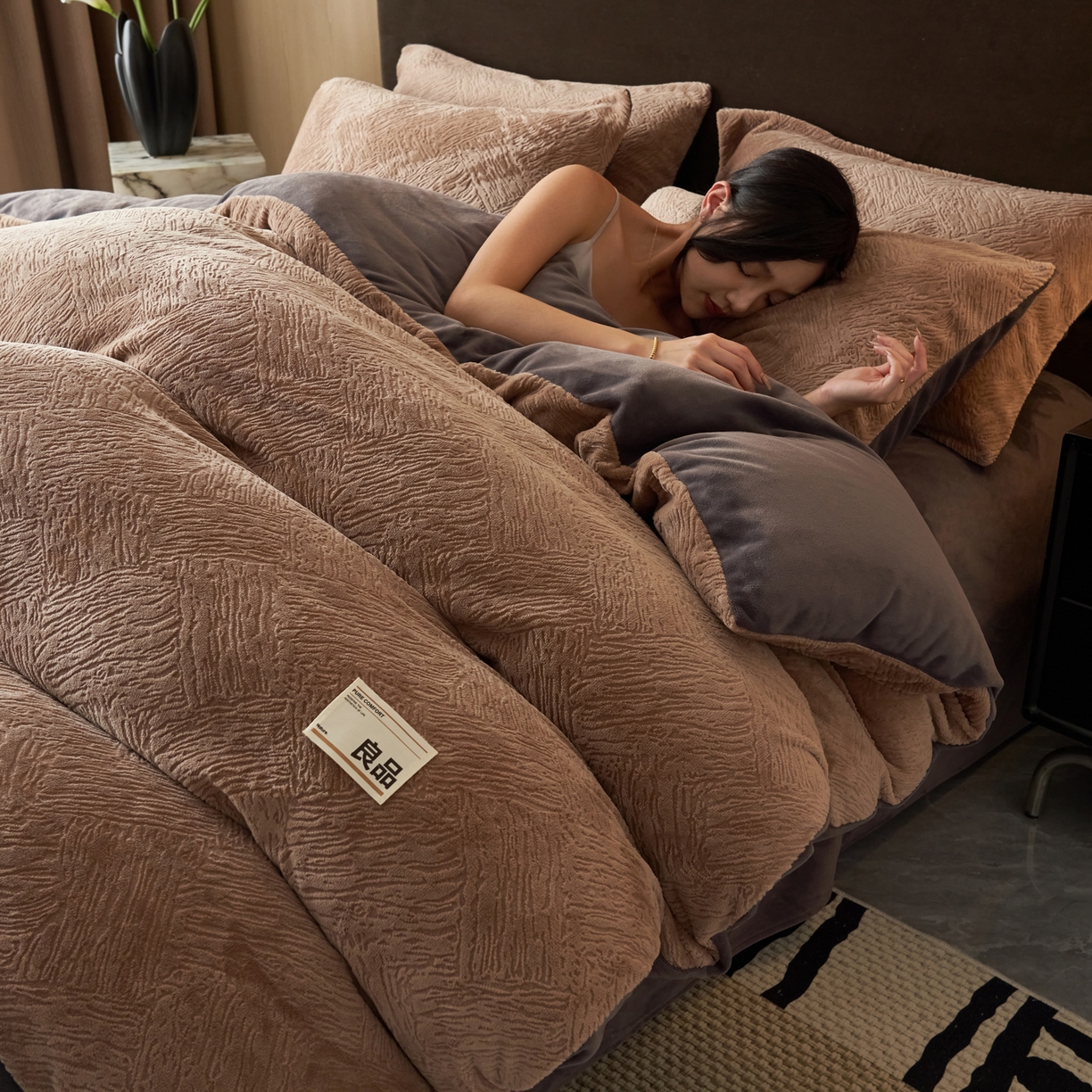 91家纺网 家纺一手货源 找家纺 寐绸家纺 2025秋冬新款230g牛奶绒肌理雕花四件套 肌理四件套-奶咖