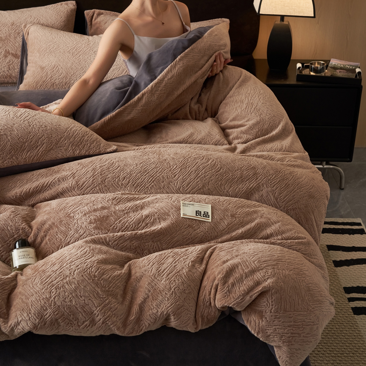 91家纺网 家纺一手货源 找家纺 寐绸家纺 2025秋冬新款230g牛奶绒肌理雕花四件套 肌理四件套-奶咖