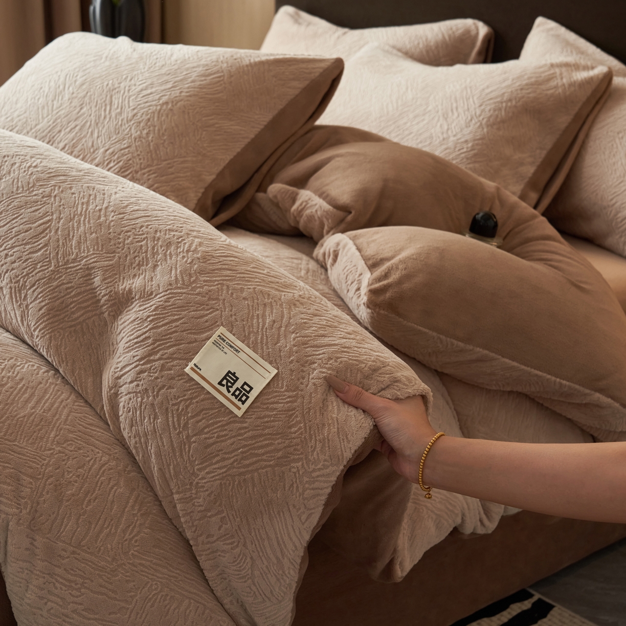 寐绸家纺 2025秋冬新款230g牛奶绒肌理雕花四件套 肌理四件套-浅驼