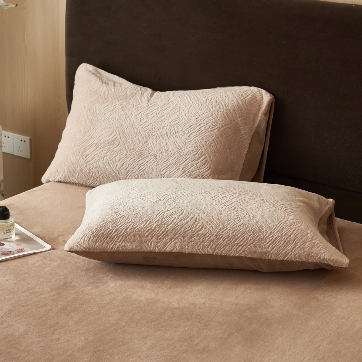 91家纺网 家纺一手货源 找家纺 寐绸家纺 2025秋冬新款230g牛奶绒肌理雕花四件套 肌理四件套-浅驼