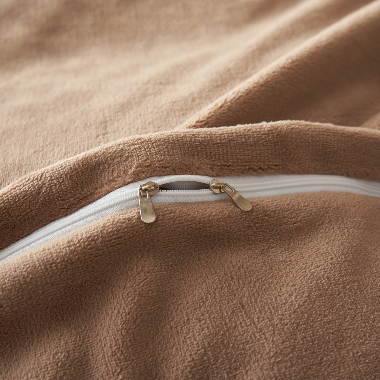 91家纺网 家纺一手货源 找家纺 寐绸家纺 2025秋冬新款230g牛奶绒肌理雕花四件套 肌理四件套-浅驼