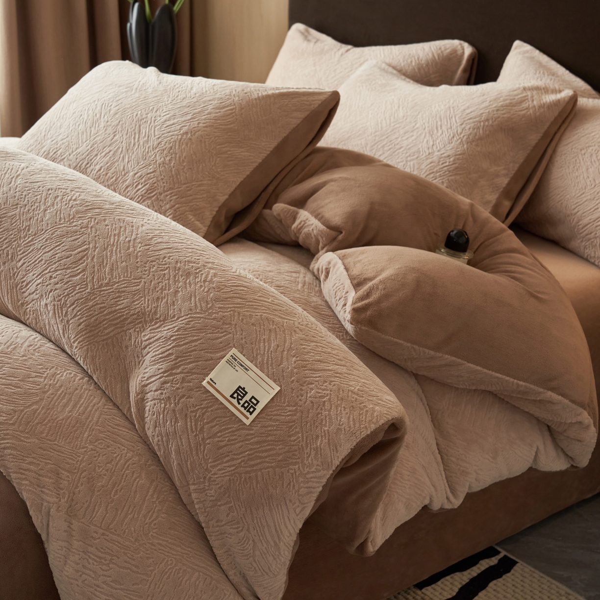 91家纺网 家纺一手货源 找家纺 寐绸家纺 2025秋冬新款230g牛奶绒肌理雕花四件套 肌理四件套-浅驼