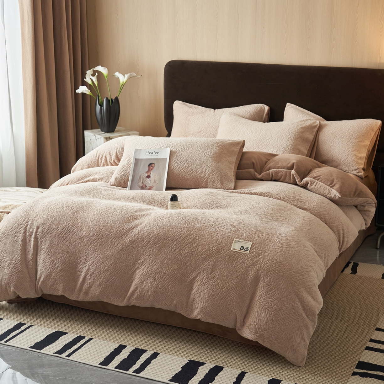 91家纺网 家纺一手货源 找家纺 寐绸家纺 2025秋冬新款230g牛奶绒肌理雕花四件套 肌理四件套-浅驼