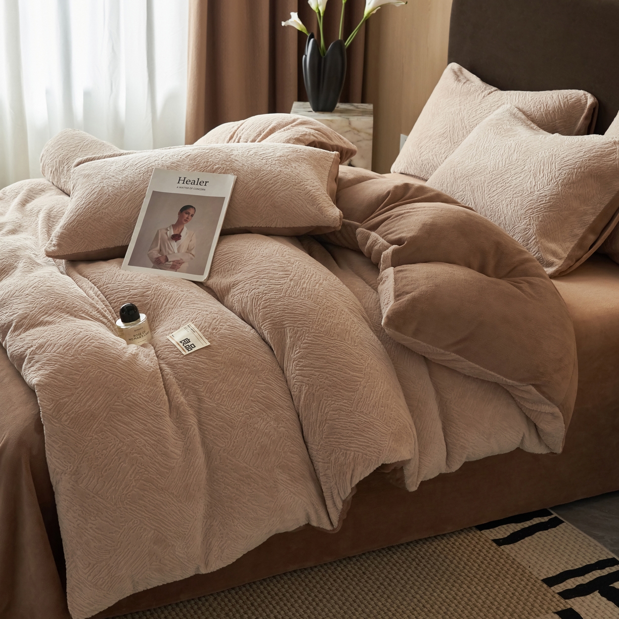 91家纺网 家纺一手货源 找家纺 寐绸家纺 2025秋冬新款230g牛奶绒肌理雕花四件套 肌理四件套-浅驼