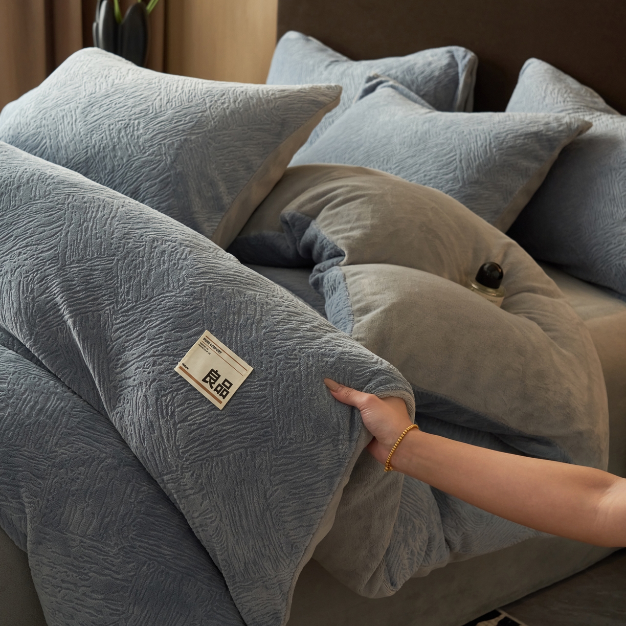 寐绸家纺 2025秋冬新款230g牛奶绒肌理雕花四件套 肌理四件套-雾蓝