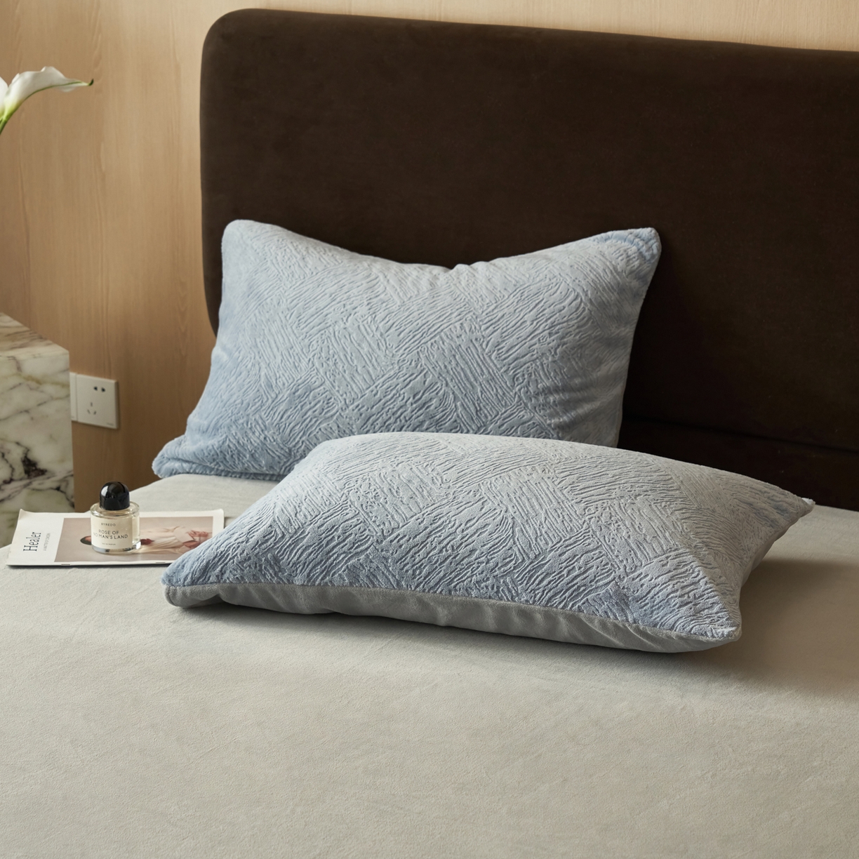 91家纺网 家纺一手货源 找家纺 寐绸家纺 2025秋冬新款230g牛奶绒肌理雕花四件套 肌理四件套-雾蓝